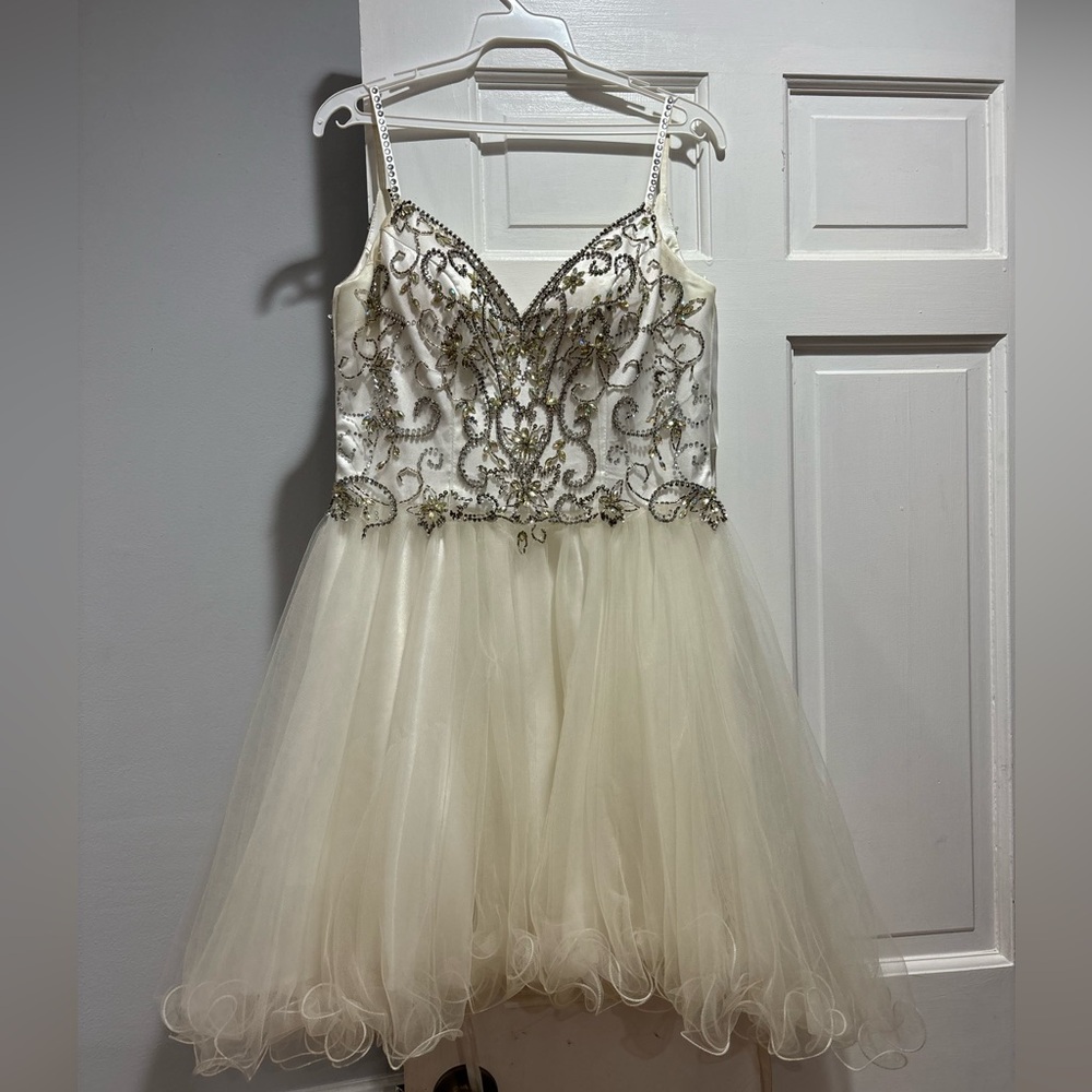 JUNIOR PROM DRESS ONLY WORN ONCE!! from lola’s